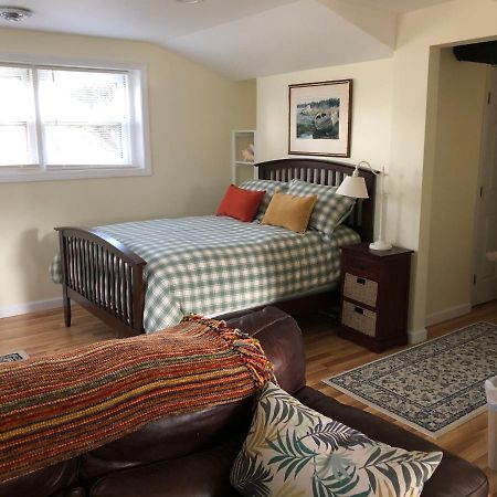 Cozy Garden Apartment Along The Shoreline Гилфорд Екстериор снимка