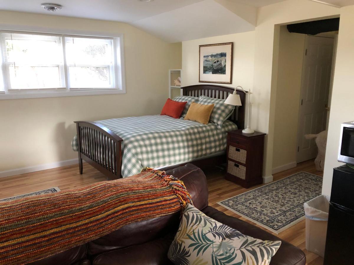 Cozy Garden Apartment Along The Shoreline Гилфорд Екстериор снимка
