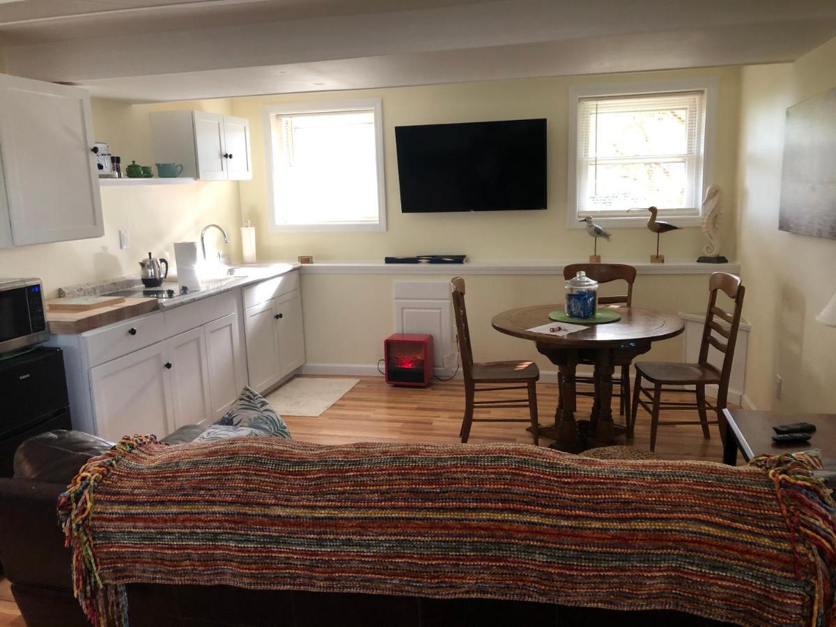 Cozy Garden Apartment Along The Shoreline Гилфорд Екстериор снимка
